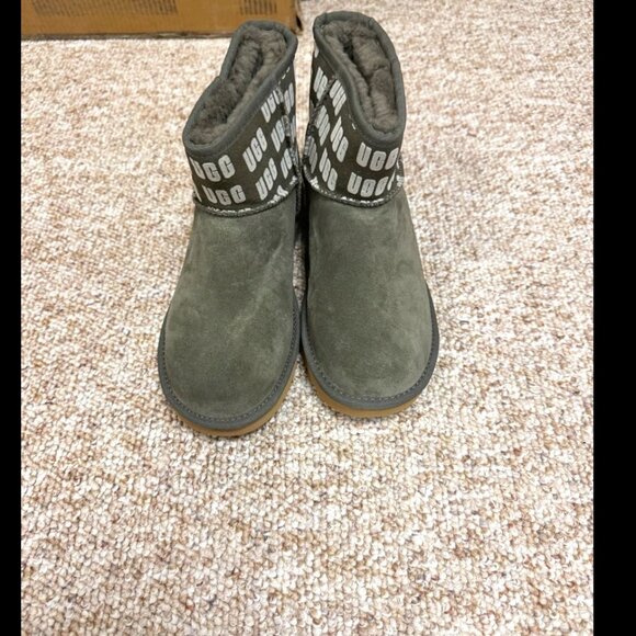 UGG Suede Boots Grey logo Size 8 NEW - Picture 1 of 8